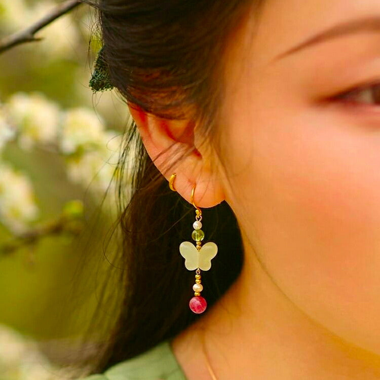 【蝶々の舞うチャイナ風デザインピアス】 フックピアス レディース ちょうちょう 揺れる ゆらゆら ぶらぶら かわいい 女性 グリーン ゴールド