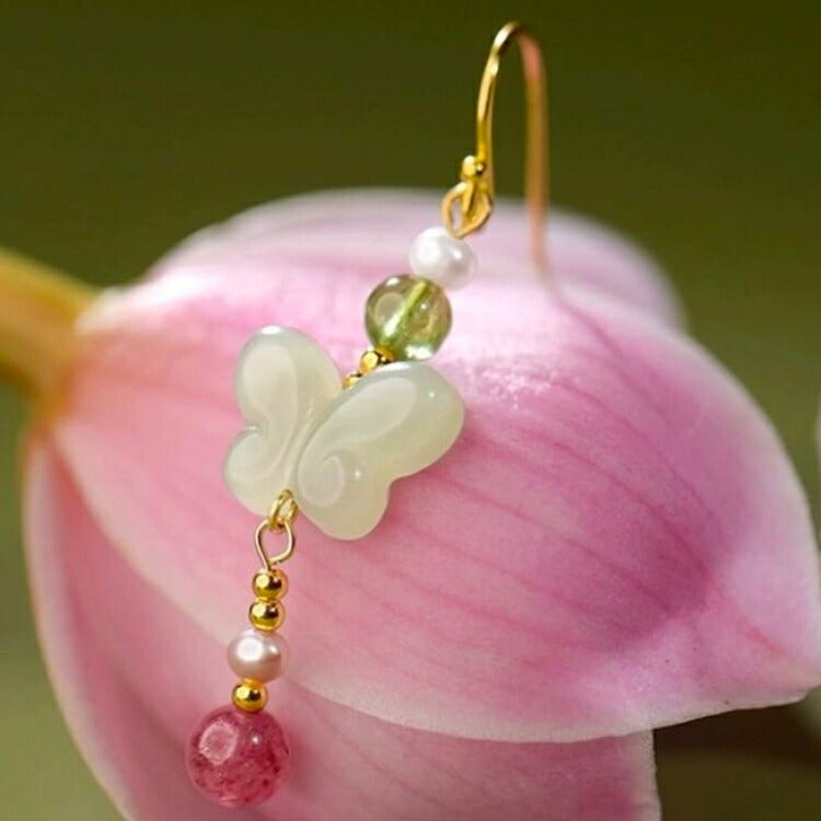 【蝶々の舞うチャイナ風デザインピアス】 フックピアス レディース ちょうちょう 揺れる ゆらゆら ぶらぶら かわいい 女性 グリーン ゴールド
