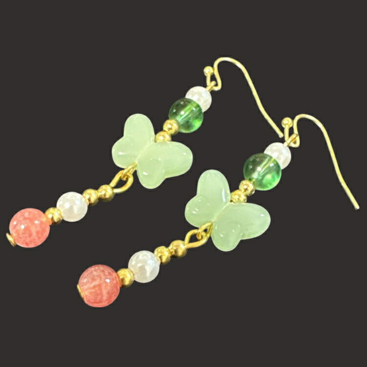 【蝶々の舞うチャイナ風デザインピアス】 フックピアス レディース ちょうちょう 揺れる ゆらゆら ぶらぶら かわいい 女性 グリーン ゴールド