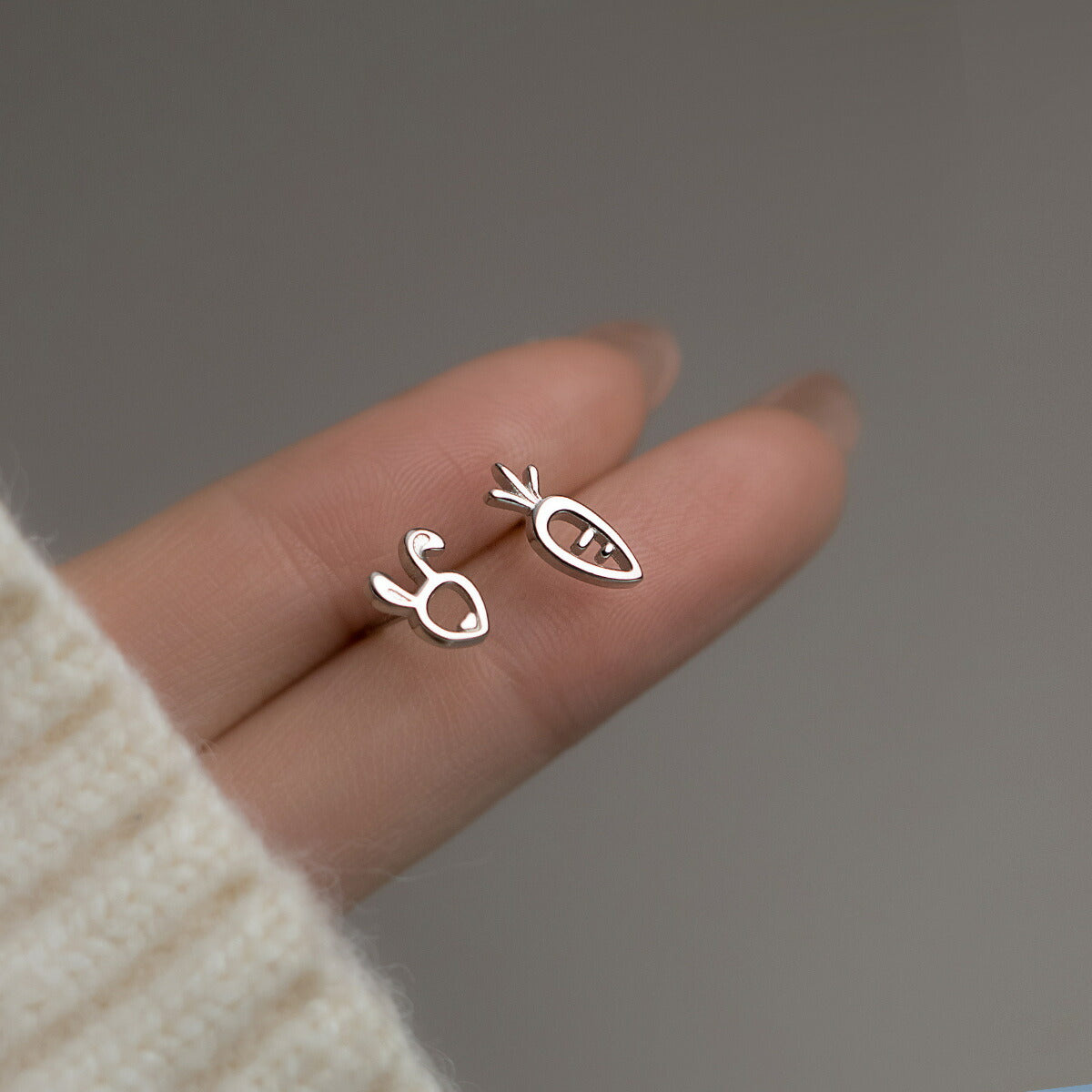 ピアス うさぎ 小さい 人参 シンプル 軟骨 金属アレルギー シルバー 小さめ シルバー925 アレルギー対応 20G 仕事用 小さいピアス うさぎピアス 人参ピアス シンプルピアス セカンドピアス 軟骨ピアス アレルギー対応ピアス 仕事 おもしろ