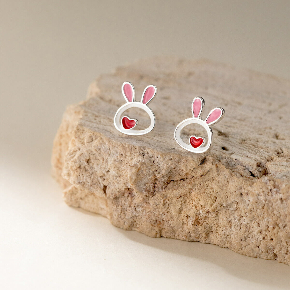 ピアス うさぎ 小さい シンプル 軟骨 金属アレルギー シルバー 小さめ ミニ シルバー925 アレルギー対応 20G 仕事用 小さいピアス うさぎピアス つけっぱなしピアス シンプルピアス セカンドピアス 軟骨ピアス アレルギー対応ピアス 仕事