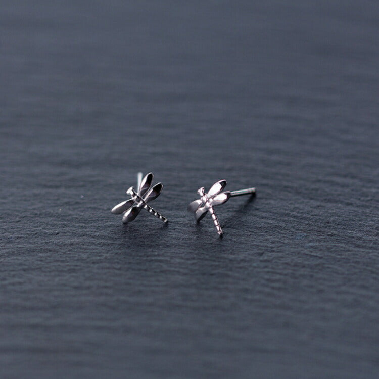 季節コーデにも可愛いトンボピアス シルバー925 アレルギー対応 ピアス シルバー とんぼ 蜻蛉 昆虫 小さい 小さめ 秋コーデ 秋 メンズ レディース
