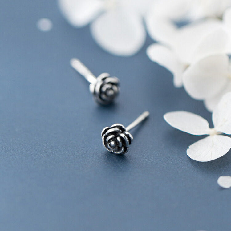 【上品な小さいバラのシルバーピアス】 ピアス シルバー925 金属アレルギー シンプル バラ 薔薇 ローズ シルバー 大人 かわいい アクセント セカンドピアス
