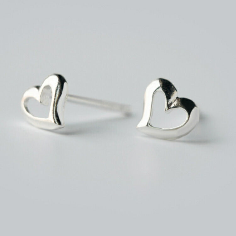 【曲がりハートのピアス】 シルバー935 ピアス ハート 金属アレルギー対応 つけっぱなし シンプル 愛心 シルバー キュート スイート レディース 女性 かわいい