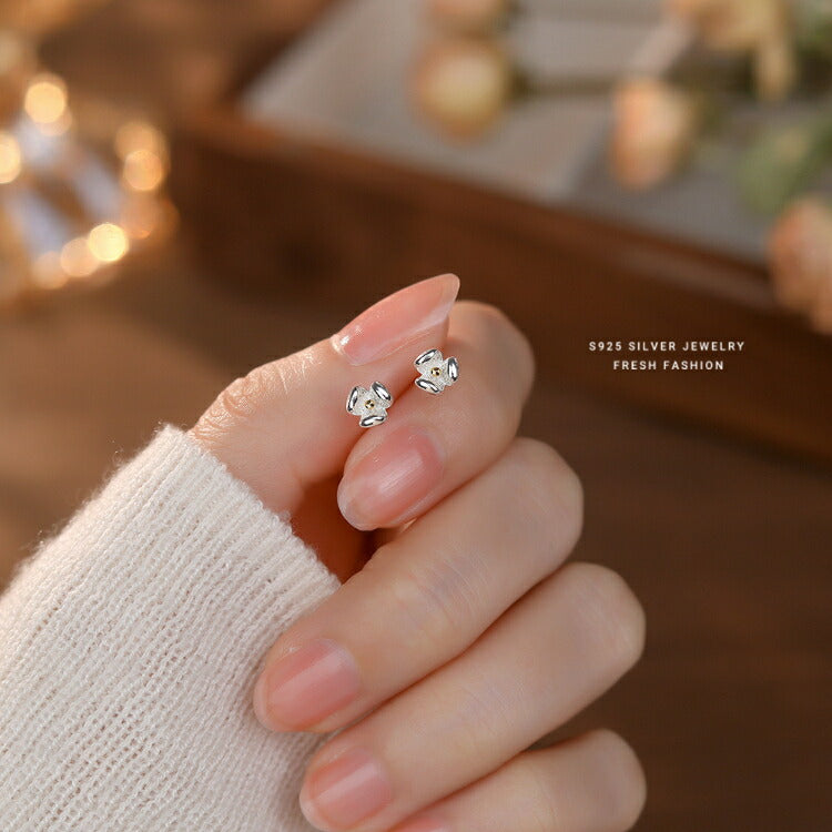 【小さなお花のシルバーピアス】 シルバー925 ピアス シンプル 小さい 咲き始め お花 フラワー 花 シンプルピアス 小さいピアス 金属アレルギー対応