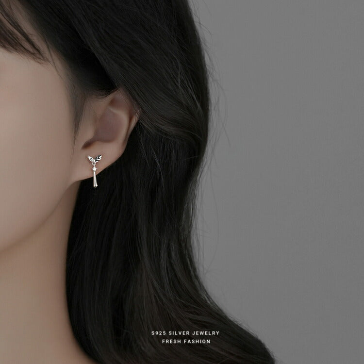 【揺れるシルバーリーフピアス】 シルバー925 ピアス かわいい 金属アレルギー対応 リーフ 葉っぱ 双葉 二葉 新緑 新芽 キュービックジルコニア レディース 女性 シンプル ゆれる ゆらゆら ぶらぶら