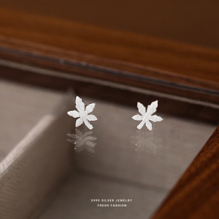 【楓の葉っぱモチーフのシルバーピアス】 シルバー999 ピアス シンプル 葉っぱ 楓 カエデ メイプル メープル メイプルリーフ 木の葉 つや消し 20G 葉 植物 金属アレルギー対応