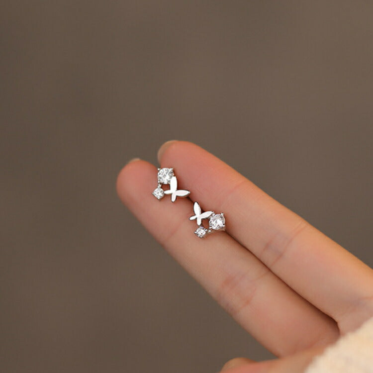 ストーンが煌めく蝶々ピアス シルバー925 ピアス 蝶々 キュービックジルコニア シルバー シンプル スタッドピアス レディース 女性 華奢 かわいい ちょうちょ