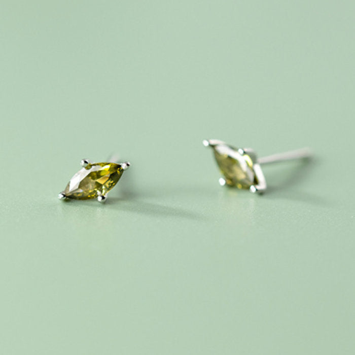 ピアス オリーブグリーンマーキス 小さい シンプル ペリドット 天然石 軟骨 金属アレルギー シルバー925 アレルギー対応 20G 仕事用 小さいピアス つけっぱなしピアス シンプルピアス セカンドピアス アレルギー対応ピアス