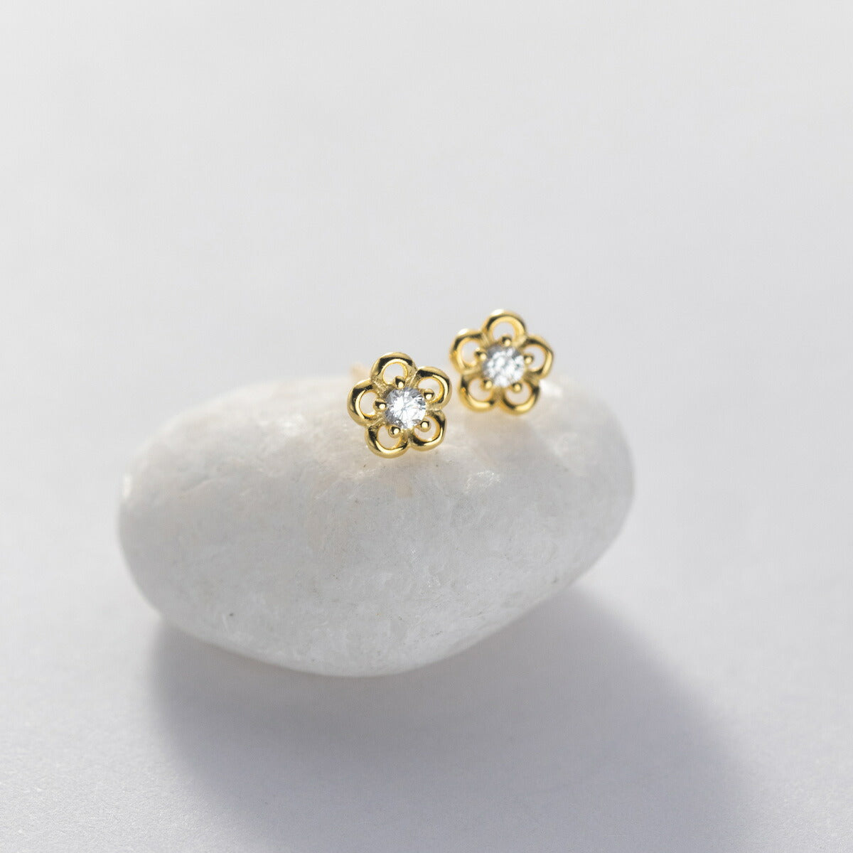 ピアス 小さい 花 フラワー シンプル 軟骨 金属アレルギー シルバー 小さめ シルバー925 アレルギー対応 20G 仕事用 小さいピアス フラワーピアス つけっぱなしピアス シンプルピアス セカンドピアス 軟骨ピアス アレルギー対応ピアス