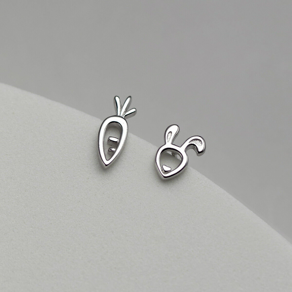 ピアス うさぎ 小さい 人参 シンプル 軟骨 金属アレルギー シルバー 小さめ シルバー925 アレルギー対応 20G 仕事用 小さいピアス うさぎピアス 人参ピアス シンプルピアス セカンドピアス 軟骨ピアス アレルギー対応ピアス 仕事 おもしろ