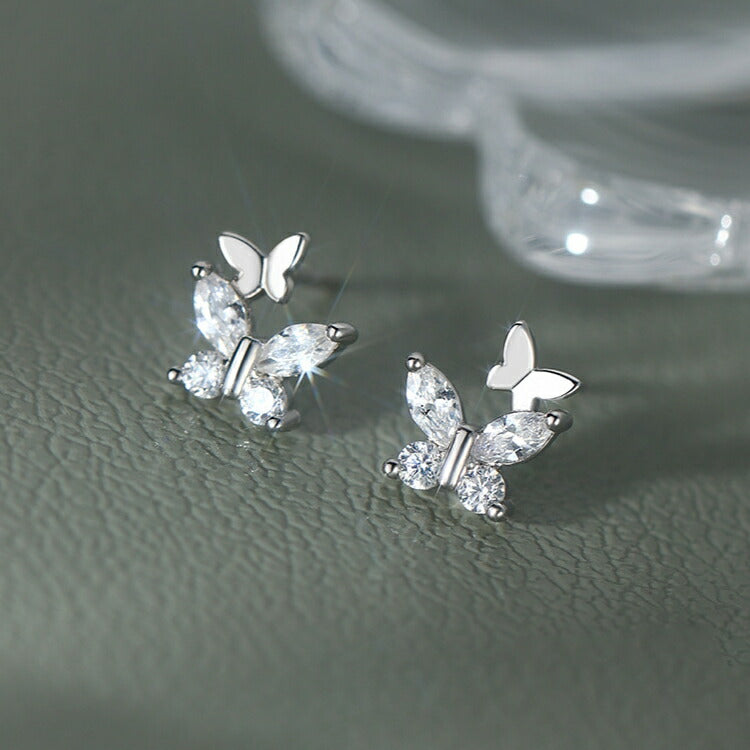 【二匹の蝶が舞うキュービックジルコニアピアス】 ちょうちょう ピアス 蝶々 シルバー レディース 女性 キラキラ ギフト プレゼント 20G 両耳ペア