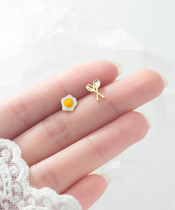 ピアス 目玉焼き 卵 玉子 食事 ご飯 食べ物 小さい シンプル 軟骨 金属アレルギー シルバー 小さめ ミニ シルバー925 アレルギー対応 20G 仕事用 小さいピアス たまごピアス 目玉焼きピアス シンプルピアス セカンドピアス おもしろ 仕事