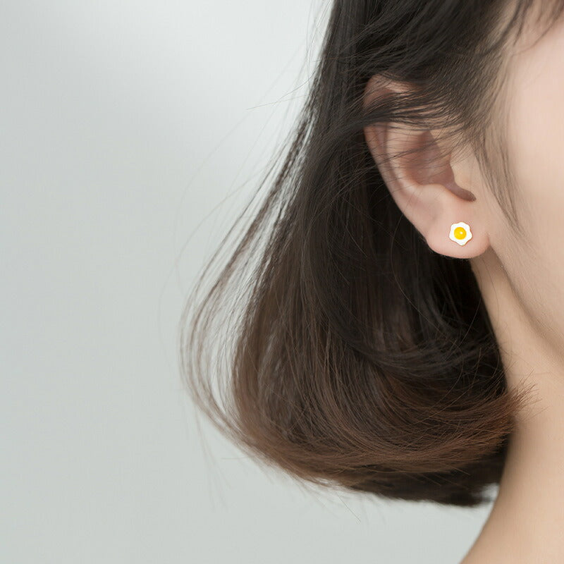 ピアス 目玉焼き 卵 玉子 食事 ご飯 食べ物 小さい シンプル 軟骨 金属アレルギー シルバー 小さめ ミニ シルバー925 アレルギー対応 20G 仕事用 小さいピアス たまごピアス 目玉焼きピアス シンプルピアス セカンドピアス おもしろ 仕事