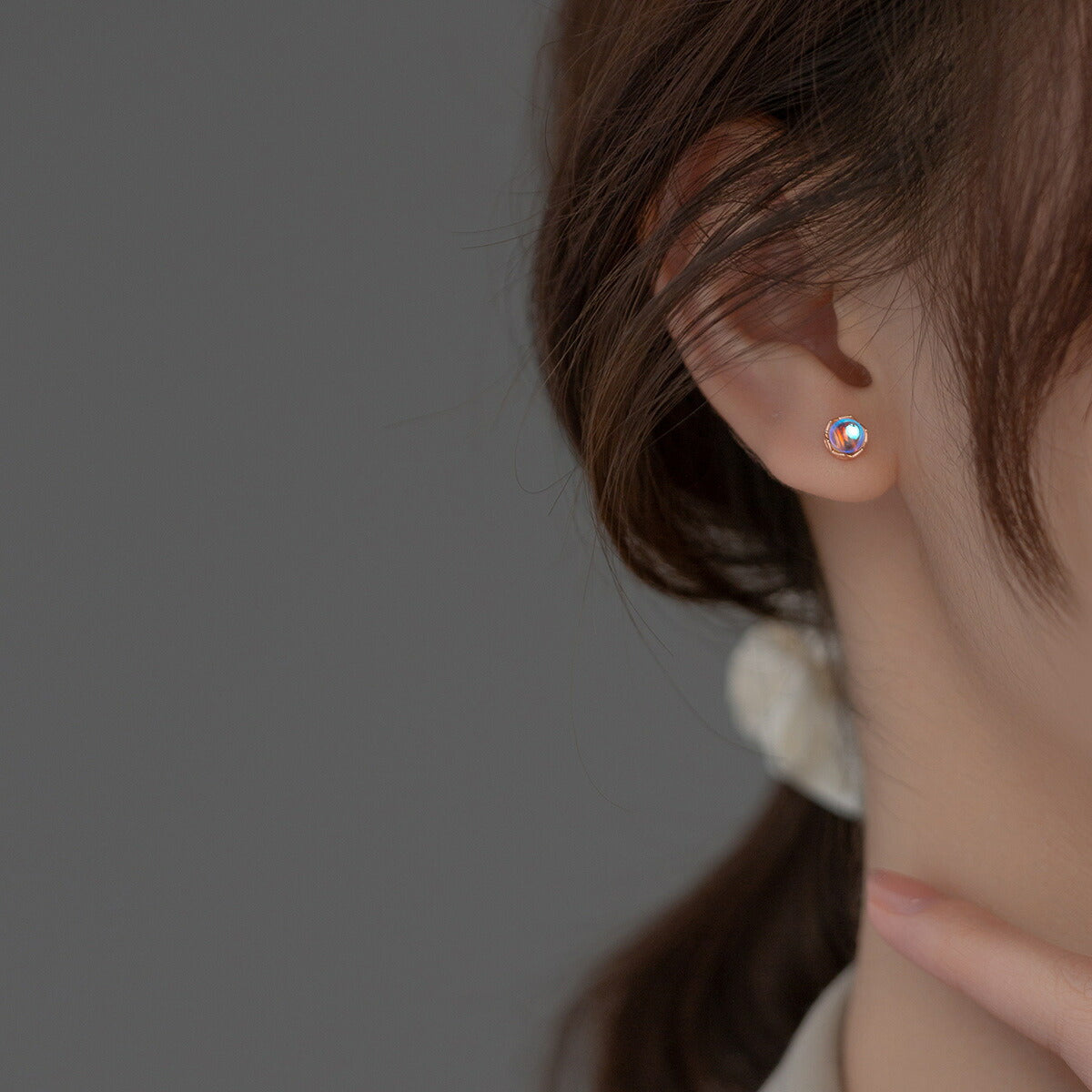 【SNSでも掲載！幻想的なオーロラピアス】 ピアス オーロラ 小さい グラス シンプル 瑠璃 軟骨 金属アレルギー シルバー 小さめ シルバー925 アレルギー対応 20G 仕事用 小さいピアス グラスピアス つけっぱなしピアス シンプルピアス アレルギー対応ピアス 仕事