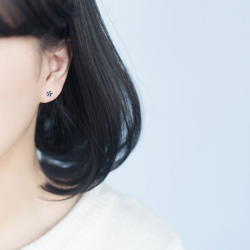 ピアス フラワー 花 ブラック ホワイト シンプル 軟骨 金属アレルギー シルバー 小さめ ミニ シルバー925 アレルギー対応 20G 小さいピアス フラワーピアス 花ピアス シンプルピアス セカンドピアス 軟骨ピアス アレルギー対応ピアス 仕事