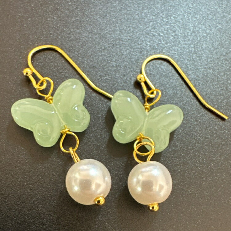 【揺れるパールビーズが可愛い蝶々フックピアス】 ちょうちょ ピアス 人工和田玉 フックピアス グリーン ゴールド