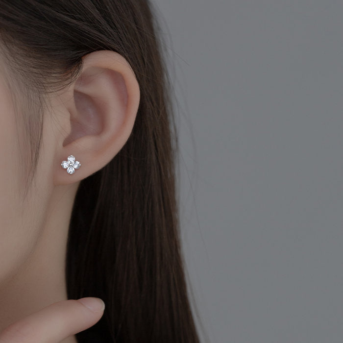 ピアス クローバー 四葉 花 シンプル 軟骨 金属アレルギー シルバー 小さめ ミニ シルバー925 アレルギー対応 20G 仕事用 小さいピアス シンプルピアス セカンドピアス 軟骨ピアス 仕事