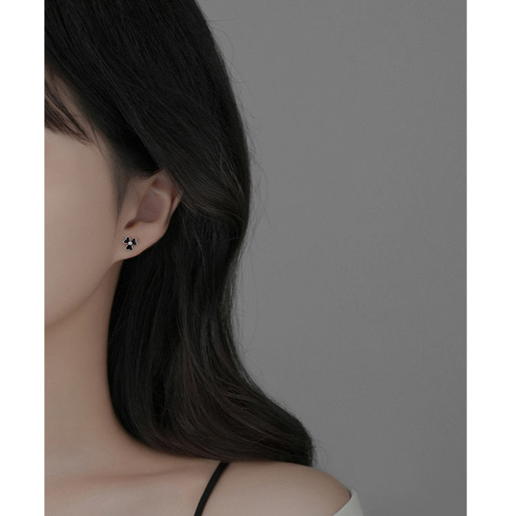 ピアス クローバー ブラック 三つ葉 はっぱ 小さい シンプル 軟骨 金属アレルギー シルバー999 アレルギー対応 20G 仕事用 小さいピアス シンプルピアス セカンドピアス