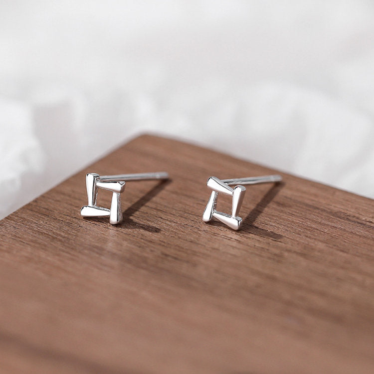 トライアングルピアス スクエアピアス シルバー999 小さいピアス 三角 四角 アレルギー対応 小さい ミニ シルバー レディース メンズ 女性 男性 両耳 かわいい シンプル