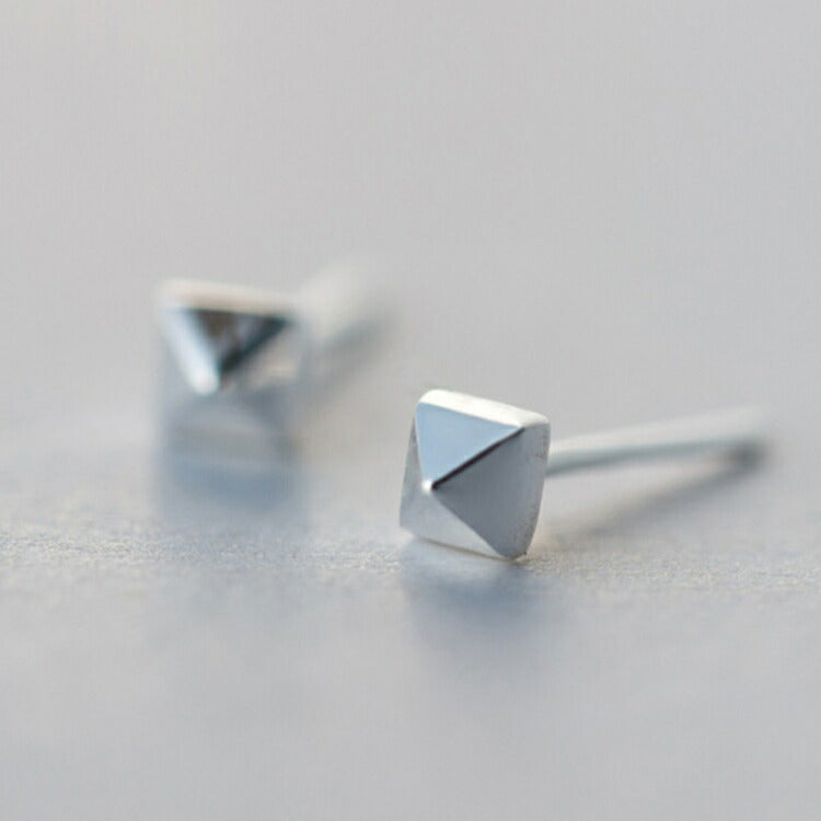 四角錐の小さいシルバーピアス シルバー925 シンプルピアス 四角錐 3.5mm つけっぱなし ピアス メンズ レディース カジュアル コーデ アレルギー対応 シルバー製