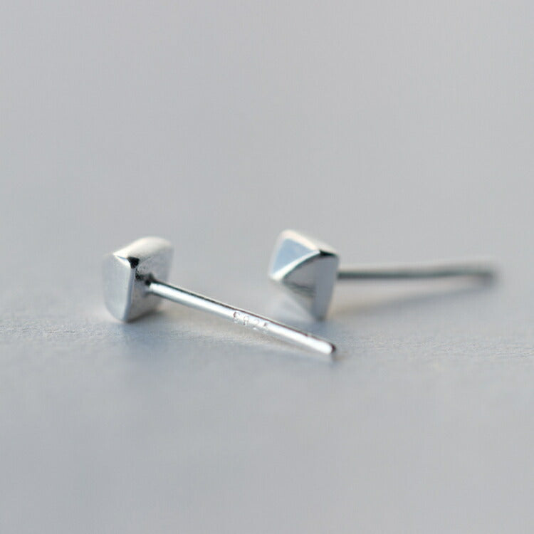 四角錐の小さいシルバーピアス シルバー925 シンプルピアス 四角錐 3.5mm つけっぱなし ピアス メンズ レディース カジュアル コーデ アレルギー対応 シルバー製