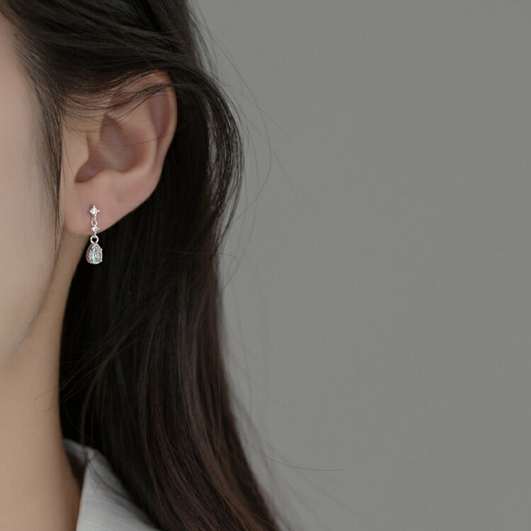 【滴る水滴モチーフのゆらゆらピアス】 ピアス 水滴 ドロップ キュービックジルコニア スタッドピアス 20G シンプル レディース 女性 梅雨 雨 水