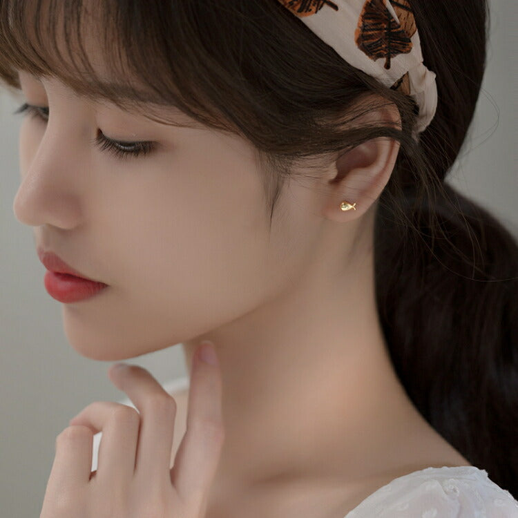 【小さいクジラのピアス】 シルバー925 キュービックジルコニア ピアス 夏 鯨 くじら 小さいピアス シンプルピアス 肴 シルバー ゴールド