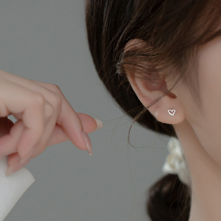 【曲がりハートのピアス】 シルバー935 ピアス ハート 金属アレルギー対応 つけっぱなし シンプル 愛心 シルバー キュート スイート レディース 女性 かわいい