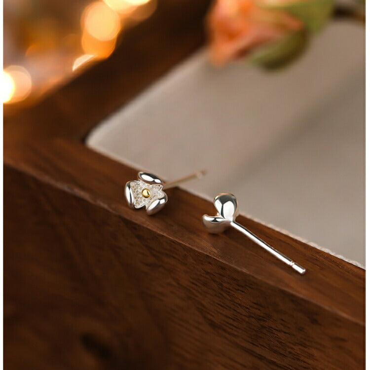 【小さなお花のシルバーピアス】 シルバー925 ピアス シンプル 小さい 咲き始め お花 フラワー 花 シンプルピアス 小さいピアス 金属アレルギー対応