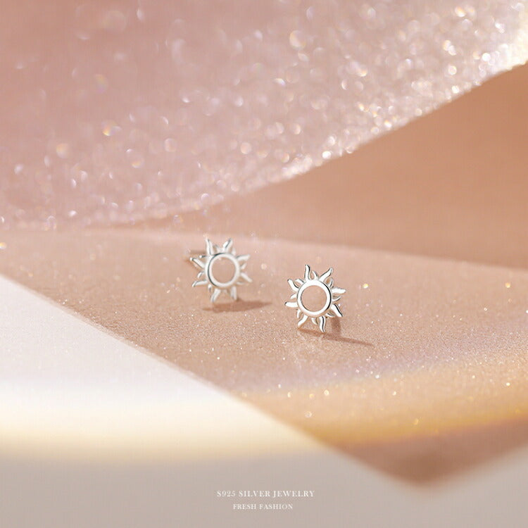 【太陽モチーフのシルバーピアス】 シルバー925 ピアス 太陽 サン 宇宙 天体 晴れ シルバー 金属アレルギー対応 面白い 変わり シンプル モチーフ