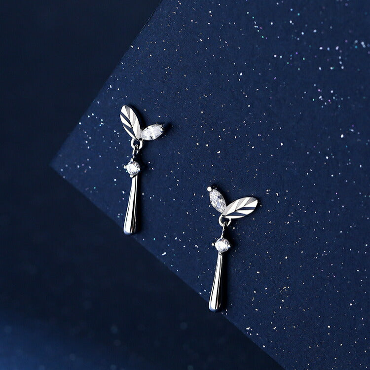 【揺れるシルバーリーフピアス】 シルバー925 ピアス かわいい 金属アレルギー対応 リーフ 葉っぱ 双葉 二葉 新緑 新芽 キュービックジルコニア レディース 女性 シンプル ゆれる ゆらゆら ぶらぶら