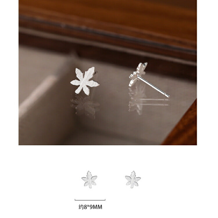 【楓の葉っぱモチーフのシルバーピアス】 シルバー999 ピアス シンプル 葉っぱ 楓 カエデ メイプル メープル メイプルリーフ 木の葉 つや消し 20G 葉 植物 金属アレルギー対応