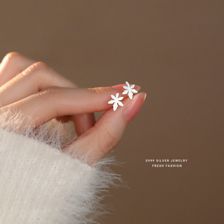 【楓の葉っぱモチーフのシルバーピアス】 シルバー999 ピアス シンプル 葉っぱ 楓 カエデ メイプル メープル メイプルリーフ 木の葉 つや消し 20G 葉 植物 金属アレルギー対応